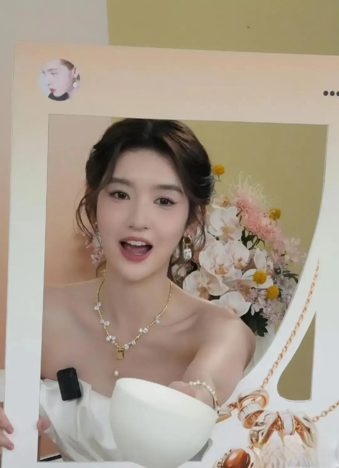 王玉雯直播造型，白色露肩裙配精致项链，优雅又迷人