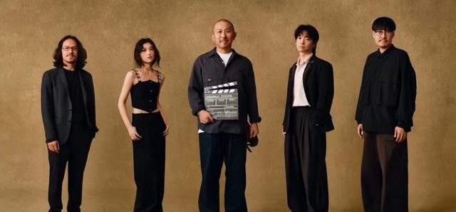 张子枫踩20cm高跟鞋走红毯，成另一个周冬雨，没明星风采更出作品