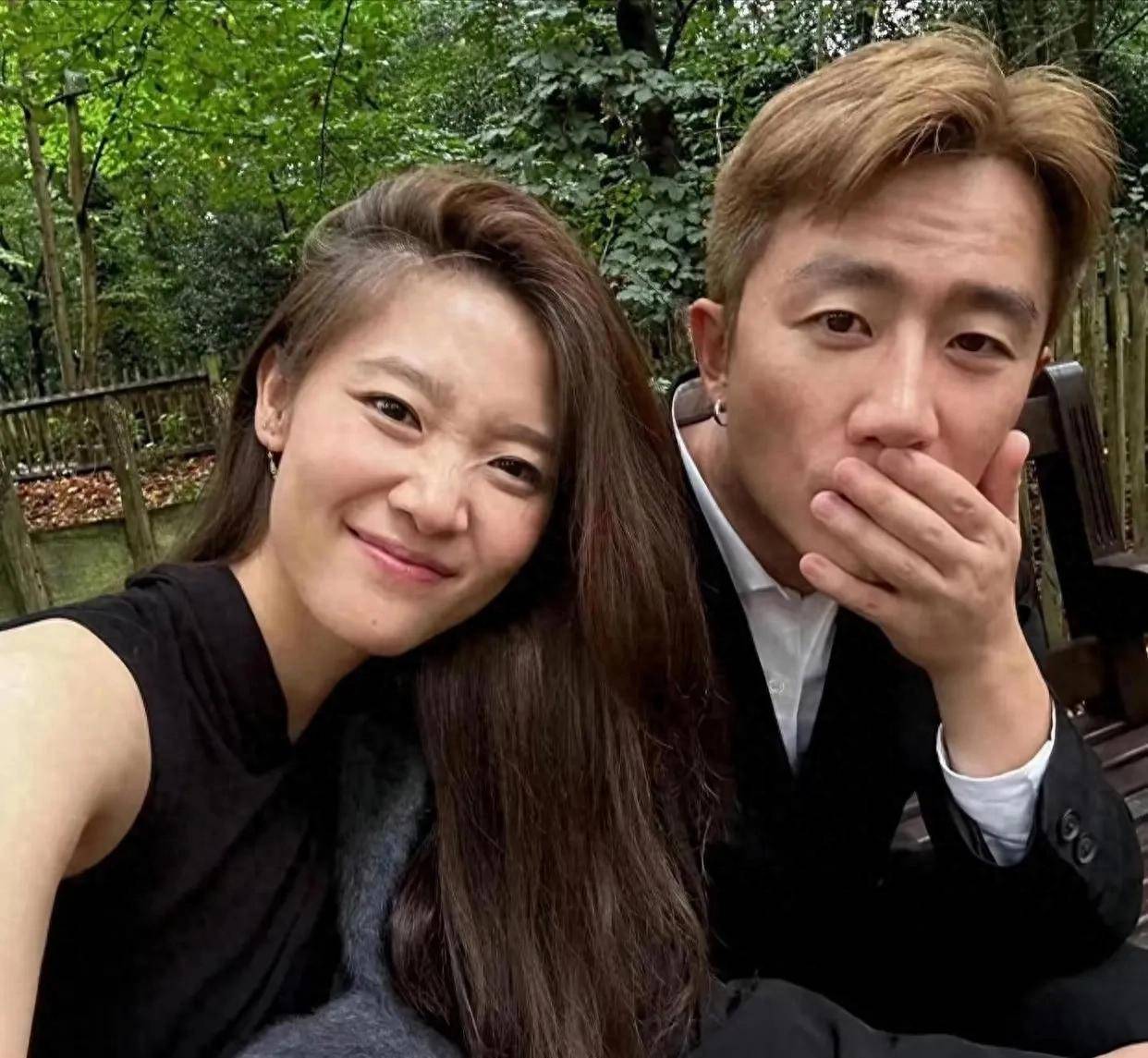 40岁黄轩到意大利旅游，和女友甜蜜约会，打扮有型，素颜状态超好