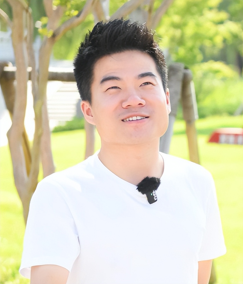 俞敏洪没想到，董宇辉受邀九三阅兵半月多，再因一个举动口碑暴涨