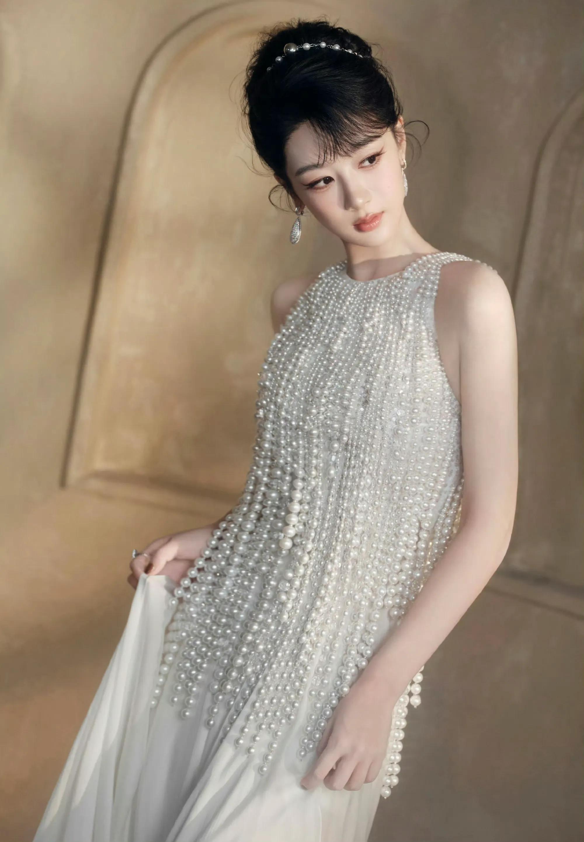 杨紫白色珍珠拖地裙