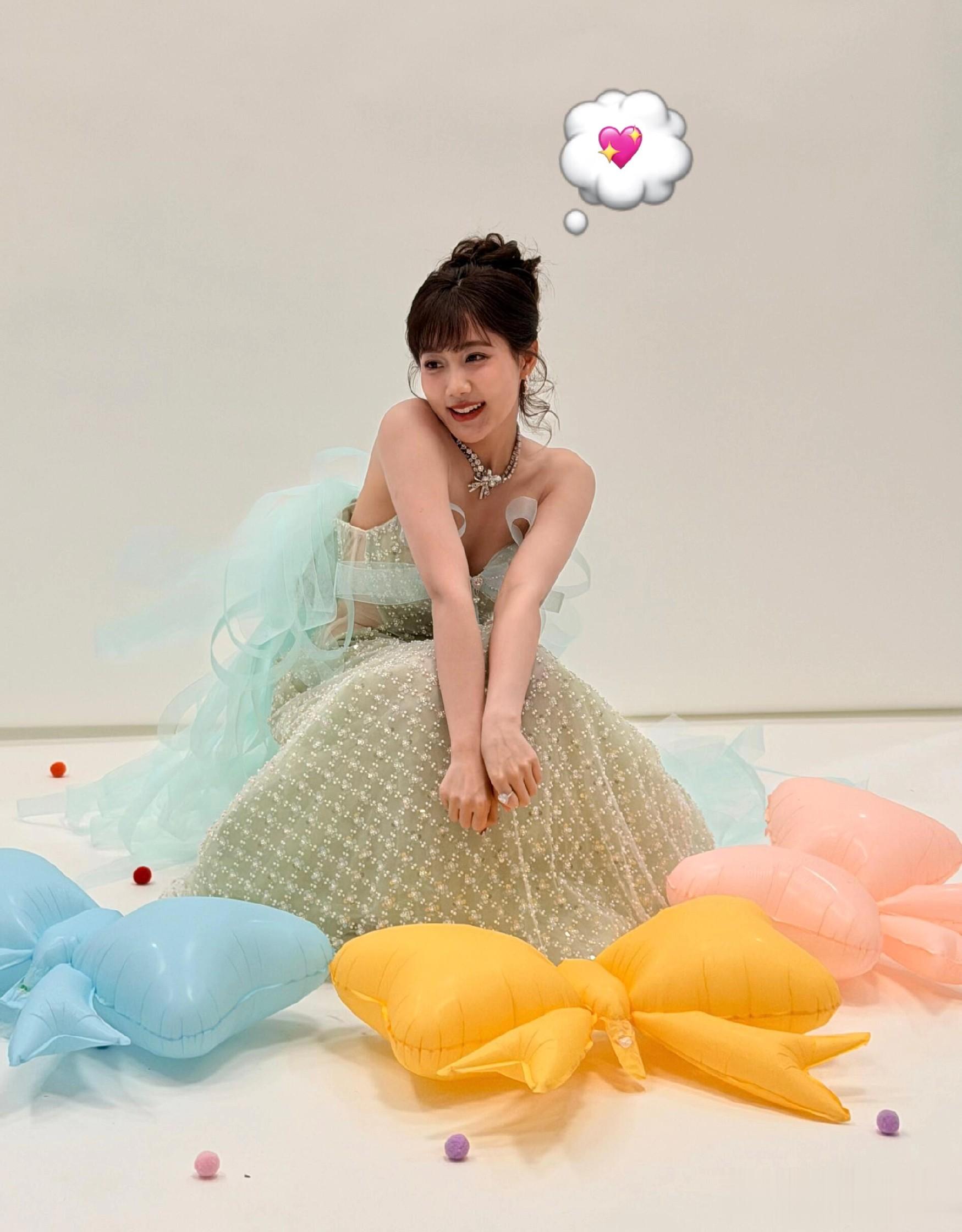 李艺彤分享生日写真美照，蓝色抹胸裙，灵动可爱美得让人移不开眼