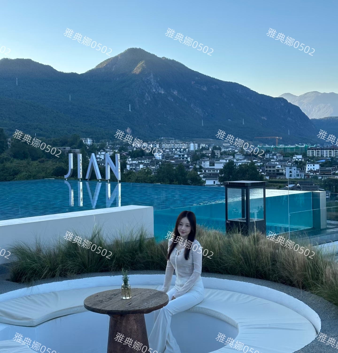 丽江偶遇甜馨妈本人确实又白又瘦，衣品一般爱装嫩身上一股网红气