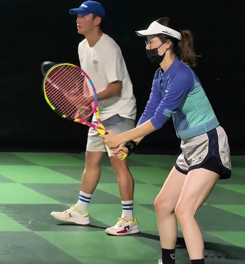 苗苗陪老公打双人网球，全身发力时，腿上肌肉比郑恺的还发达