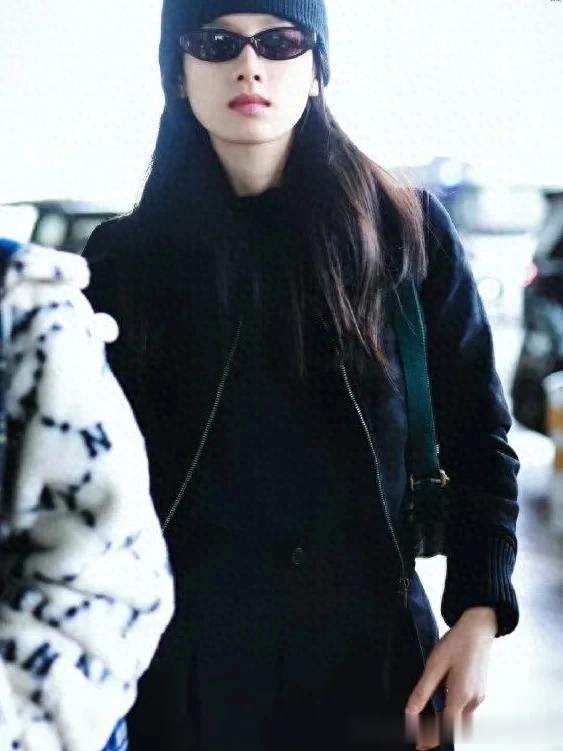 张婧仪机场私服真时髦!黑色短夹克+阔腿裤+冷帽,简约又高级!