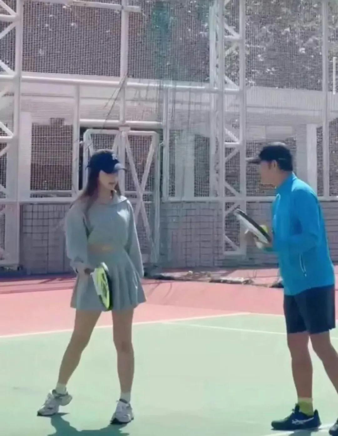 前TVB女星首度回应前夫与港姐冠军父女恋,现专心工作避谈感情事