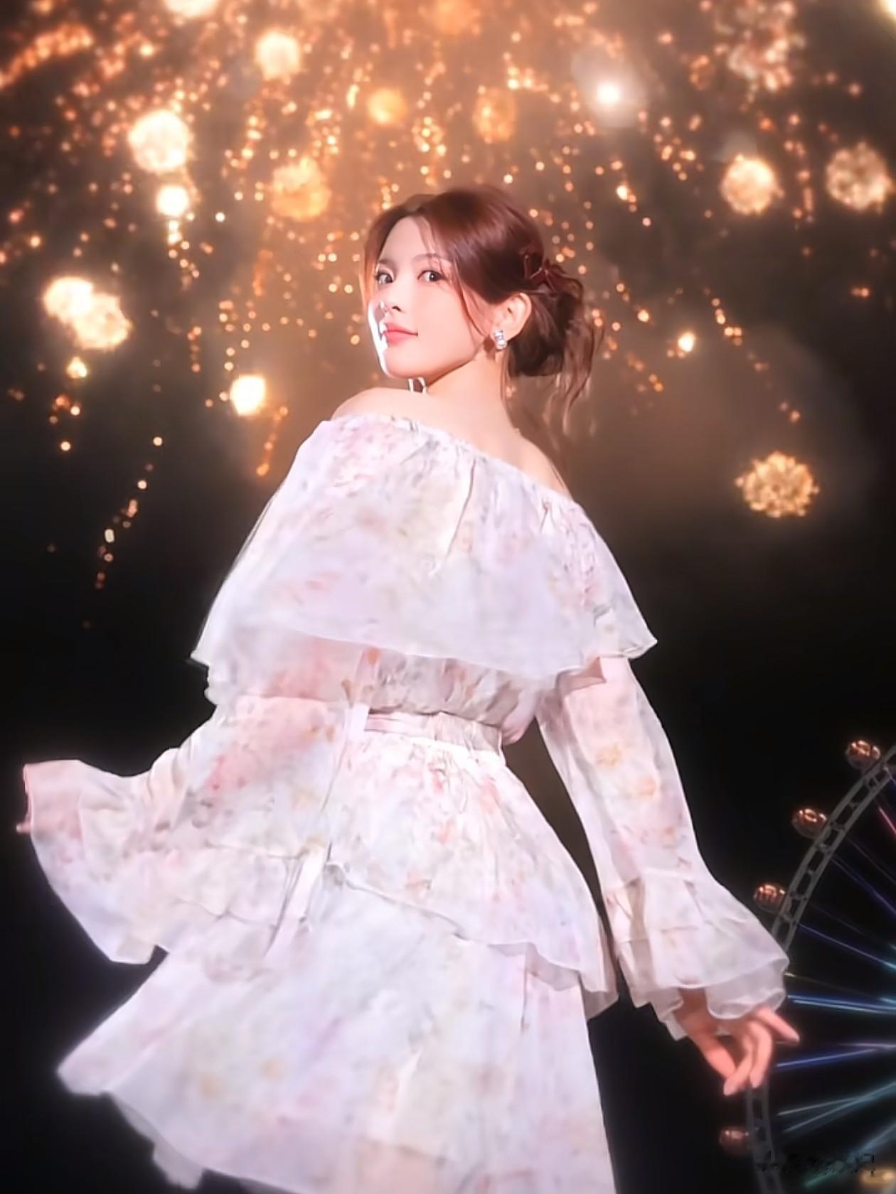 27岁杨超越最新穿搭：低盘发+印花短裙，尽显直角肩，少女感拉满