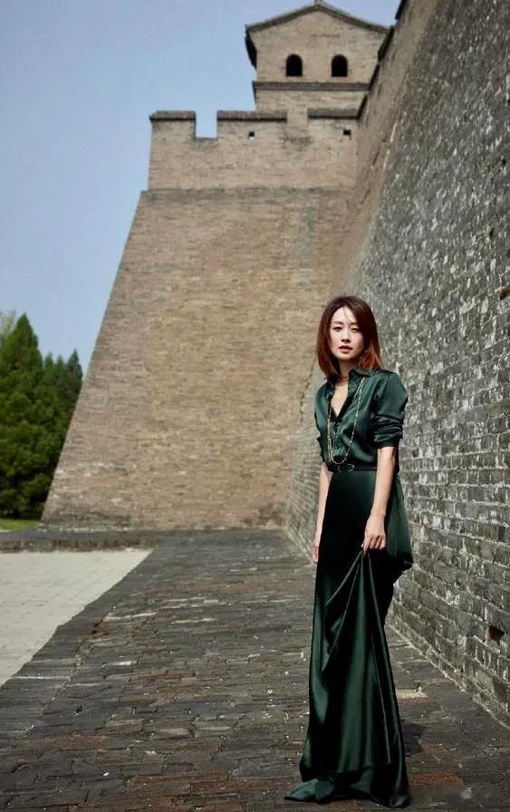 马伊琍出席平遥电影节，49岁状态好好，美到发光，魅力十足