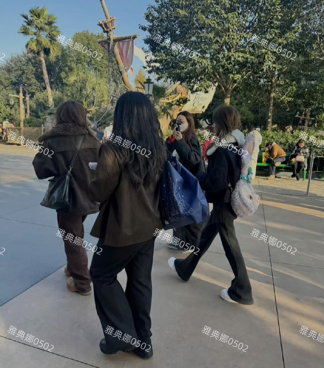 迪士尼偶遇赵露思曾黎,露思小小一只蹲地上吃鸡腿的样子太可爱了