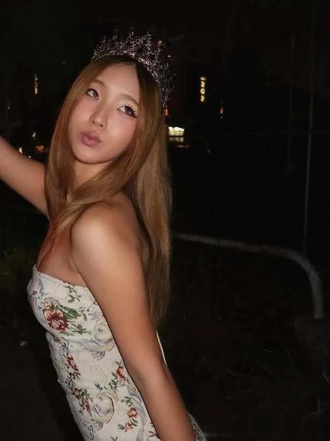 小S19岁大女儿在美国参加派对，她染了一头黄毛，皮肤做了美黑