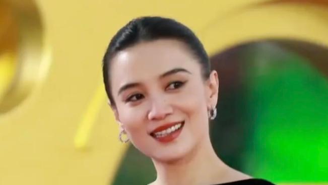 金鸡奖这晚，咏梅的露背礼服惊艳全场，秒了倪妮和宋佳