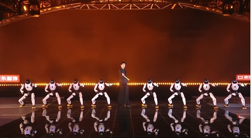 能文能武！智元首個機器人藝人天團亮相湖南衛視跨年演唱會