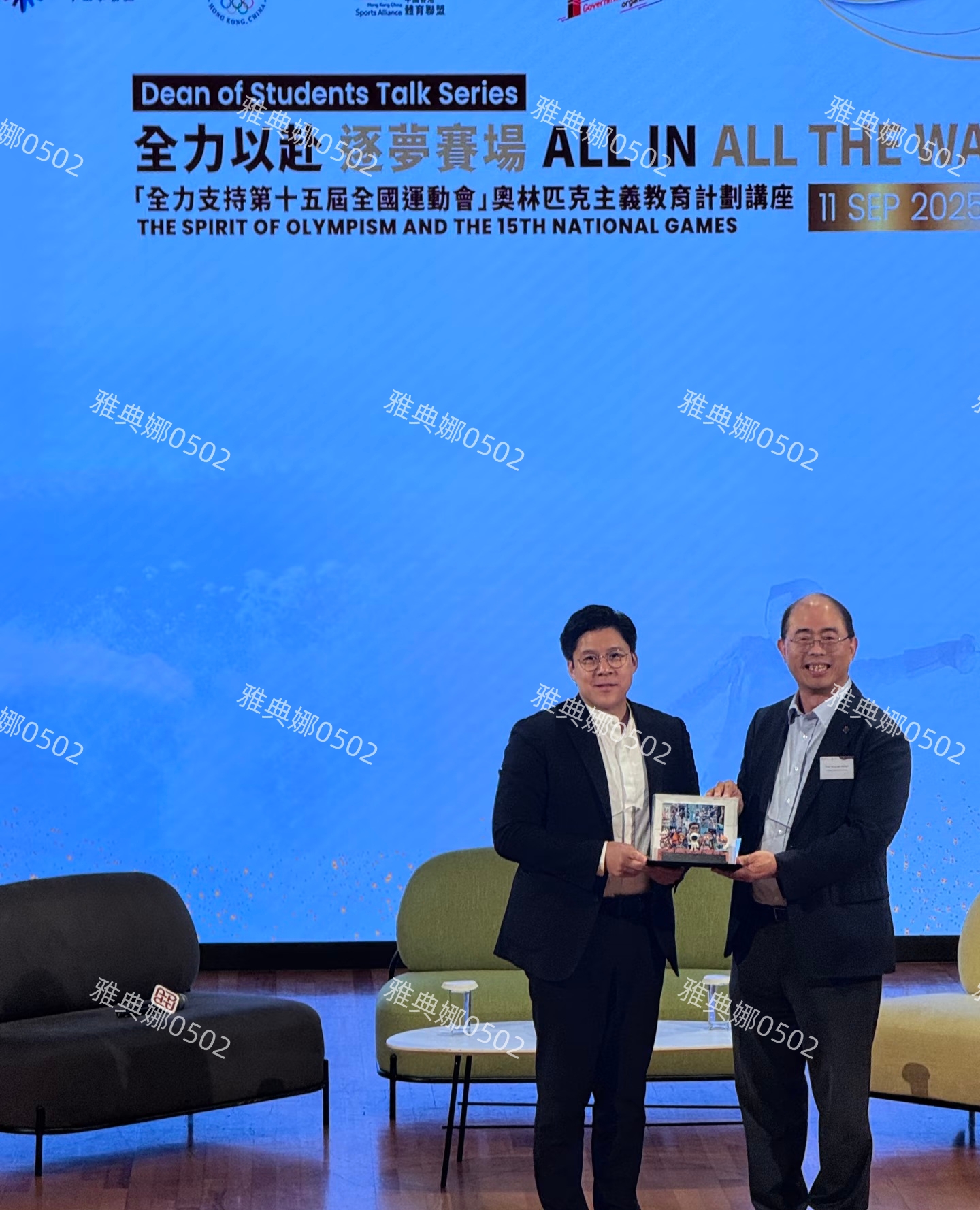 香港理工大学偶遇郭晶晶老公霍启刚，一身黑色中山装好正式好儒雅