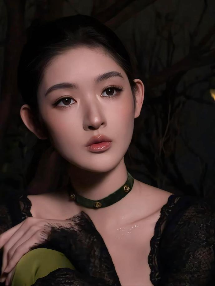 王玉雯绿化带夜拍，街头氛围超有感觉，梦幻又浪漫 ???。