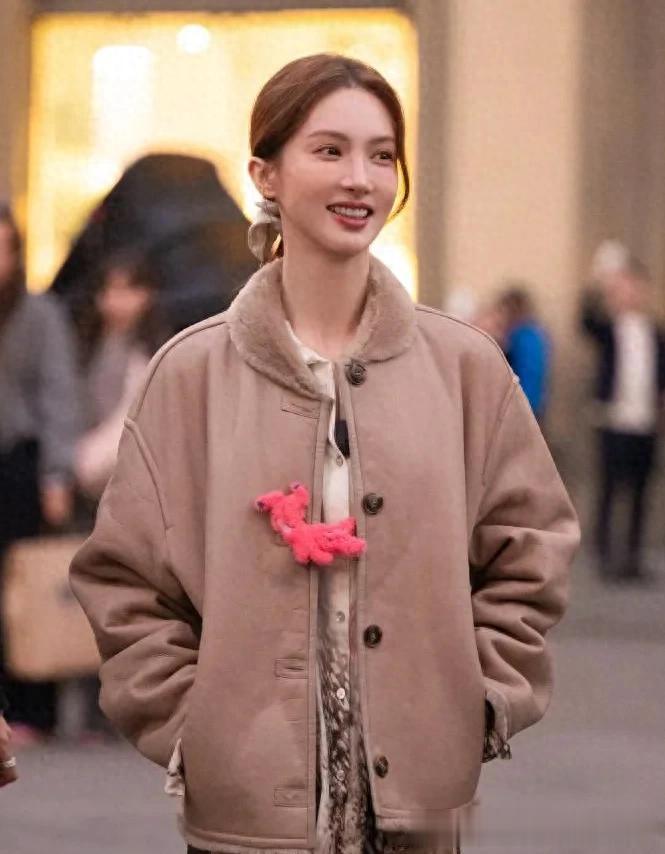 34岁金晨增肥后更漂亮！穿驼色夹克+印花衬衫+直筒裤，时髦又高级