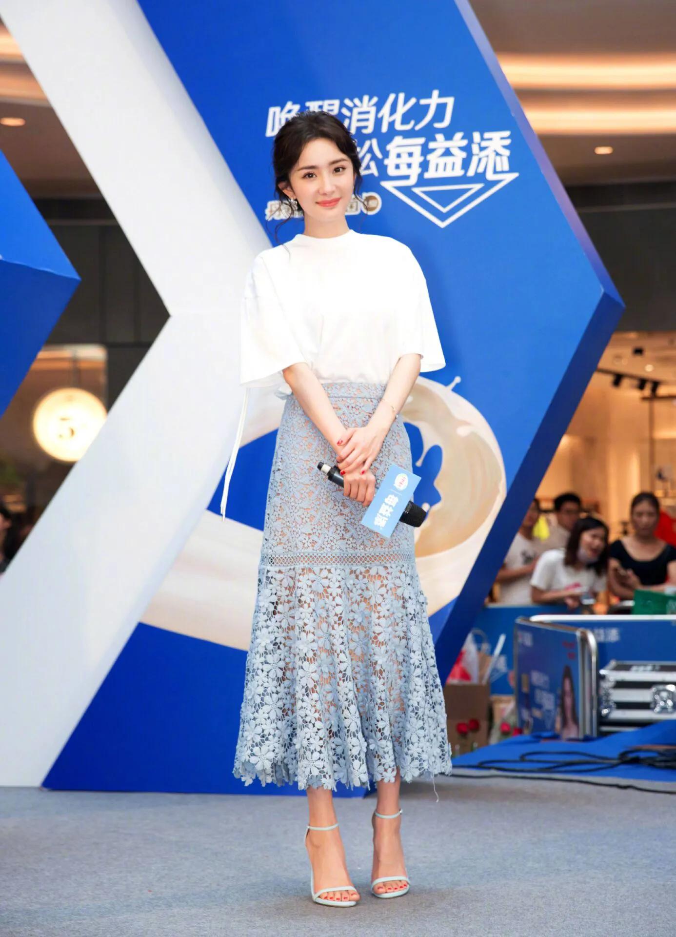 杨幂一件普通白色T恤，搭配灰色裙子出席活动，身材那叫一个凸显