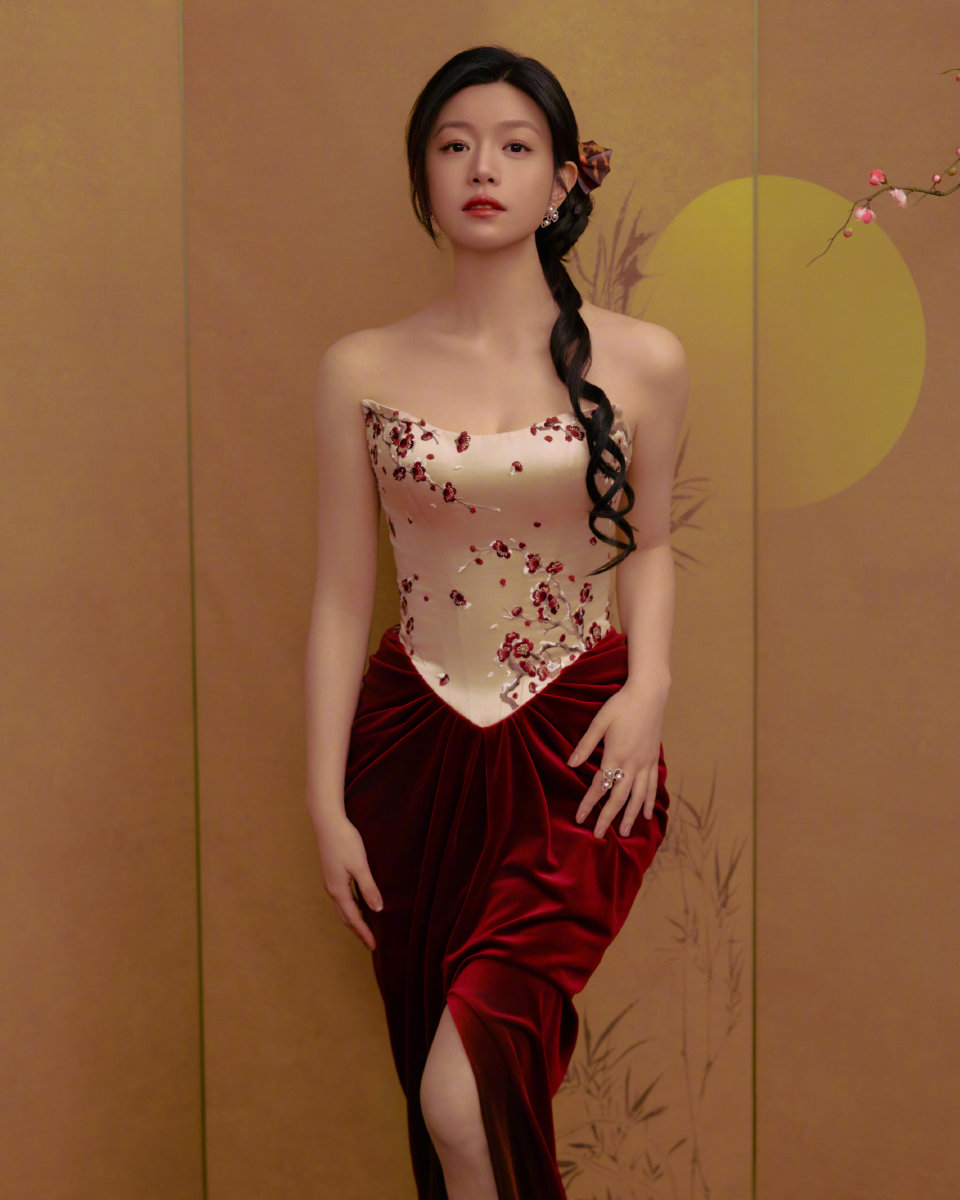 陈妍希出席新活动！穿梅花抹胸开叉裙配侧编发，秒了小5岁的颖儿