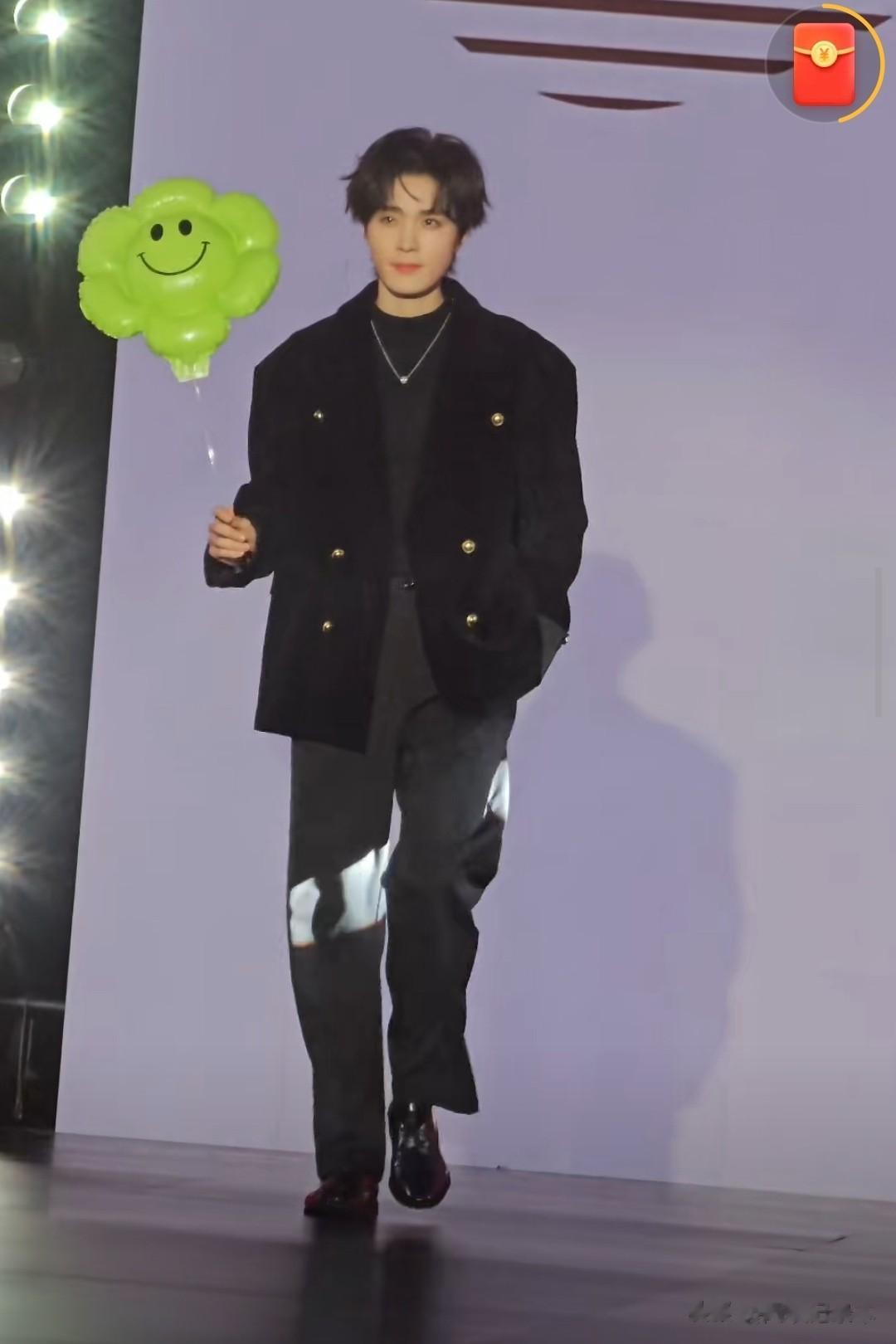 短剧男主走红毯，看看是“见光死”还是天生丽质