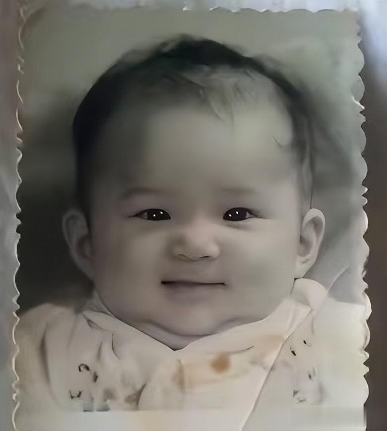 汪小菲晒儿子正脸照！五官好精致，好像汪小菲，汪大爷抱了一夜