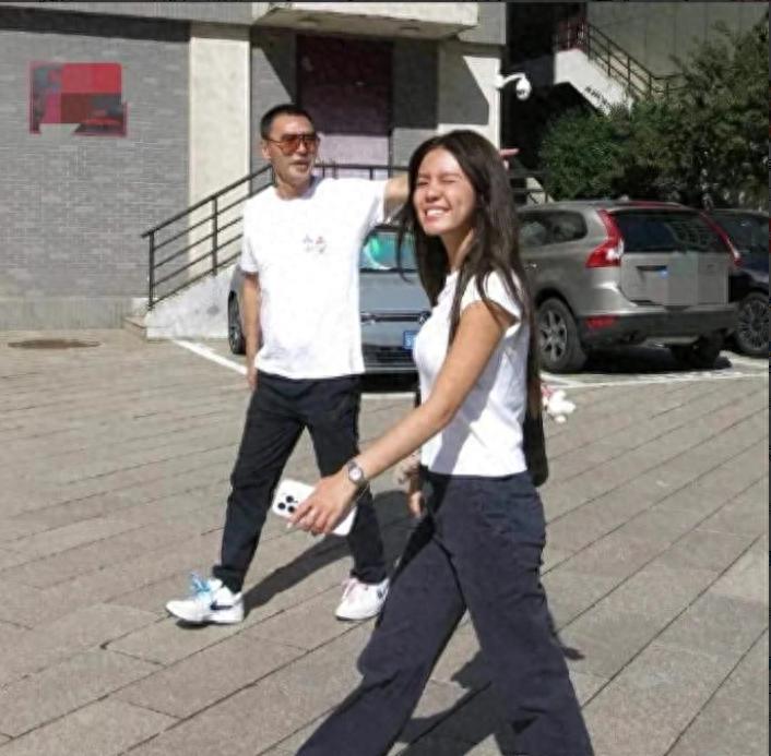 钟镇涛和老婆范姜送女儿到北京电影学院报到,长相看起来像混血儿