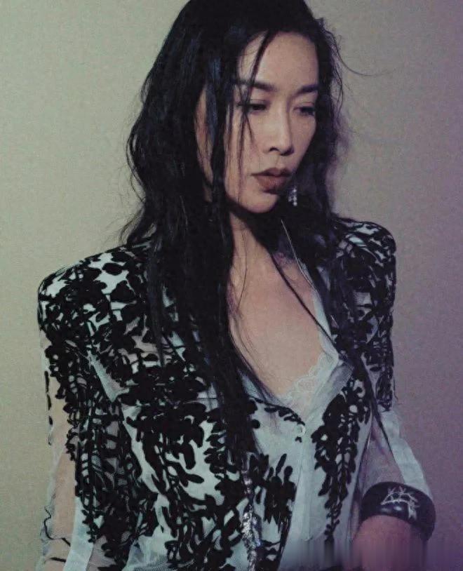 那英这回风格大变！穿透视刺绣衬衫+黑色鱼尾裙，时髦又高级！