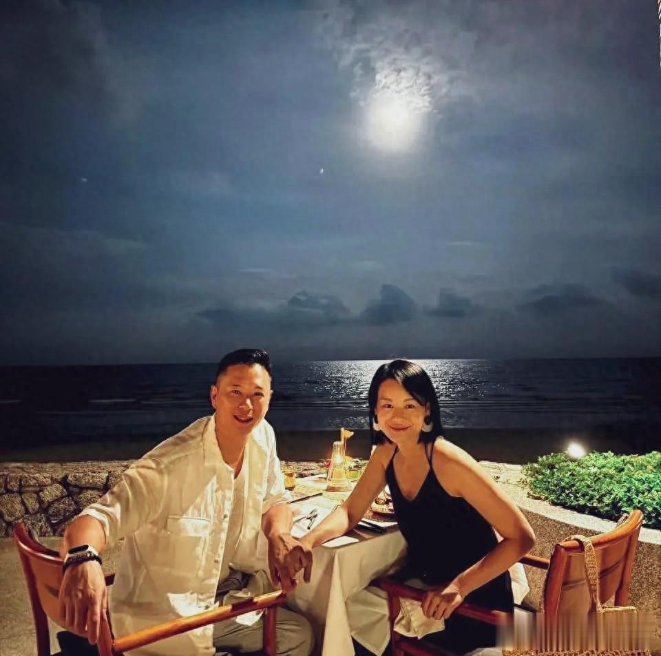 胡杏儿46岁生日度假照曝光！小腹隆起引热议 网友：拼四胎追女儿？