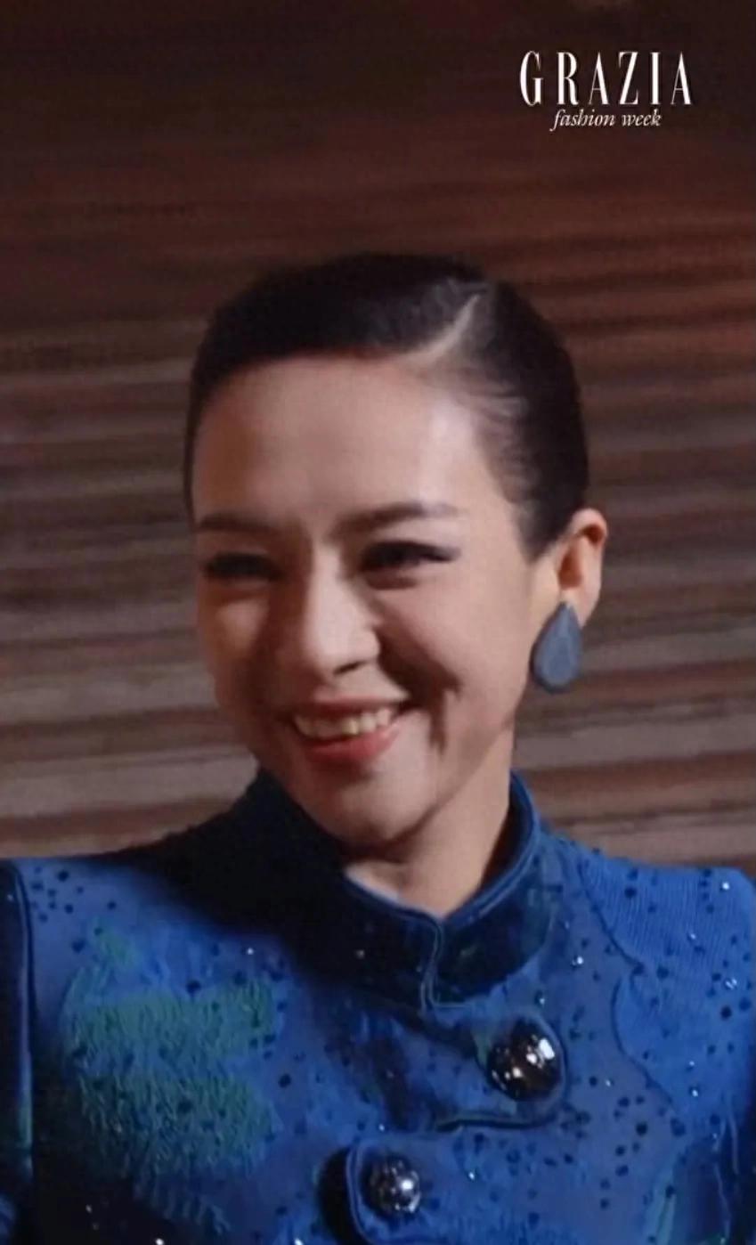 章子怡重返米兰时装周,一身蓝色阿玛尼很贵气,和胡歌坐一起养眼