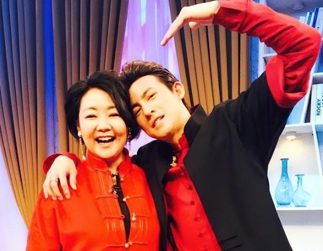 他爱慕萨日娜20年,先后娶俩娇妻,老来得子又离婚,64岁下场凄惨