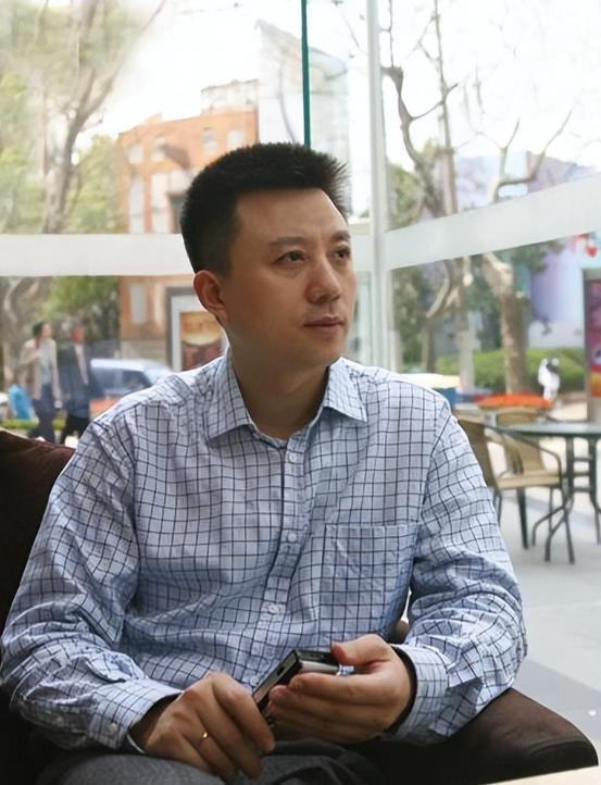 离开东方卫视9年，央视主播潘涛回上海，54岁官宣新身份可喜可贺