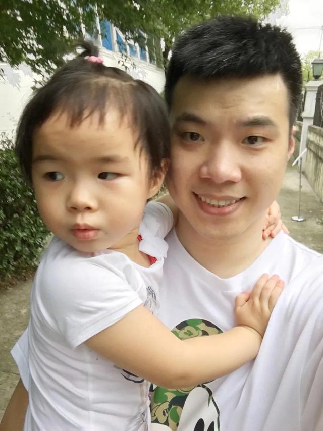 亲爸被判15年，亲妈蠢到18线，黄奕女儿想出道，被卡的不止是颜