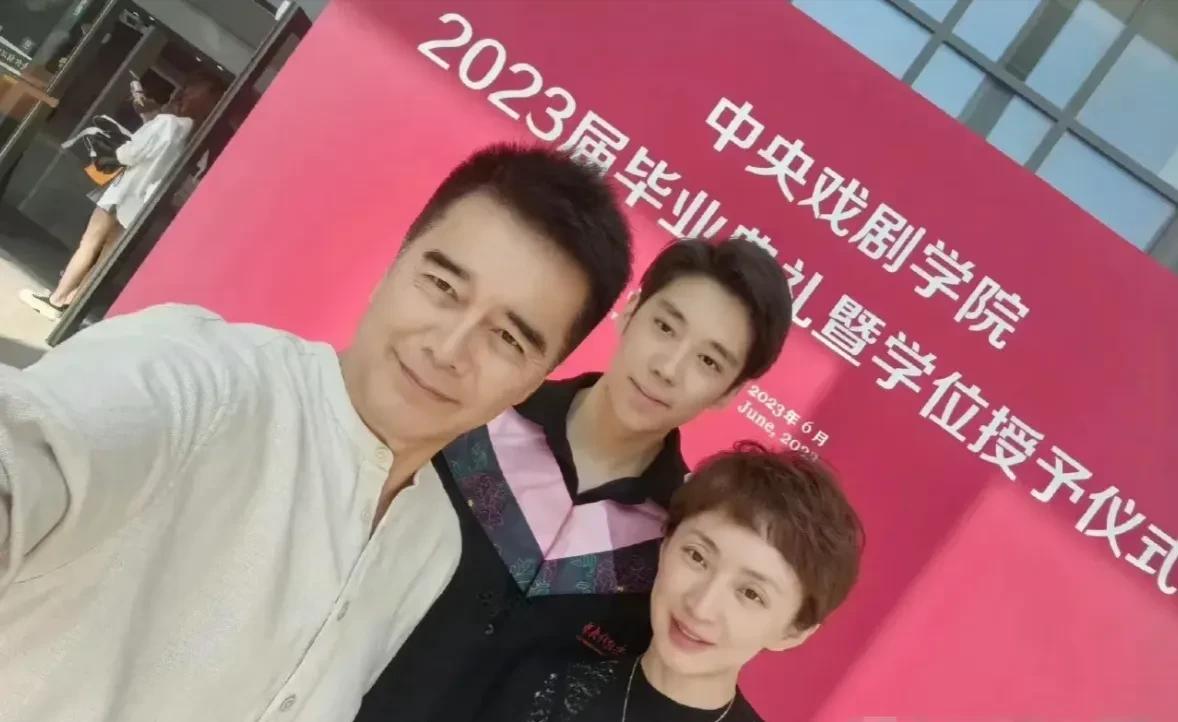 61岁何晴离世！儿子24岁，知情人爆患脑瘤多年，癌症恶化无法手术