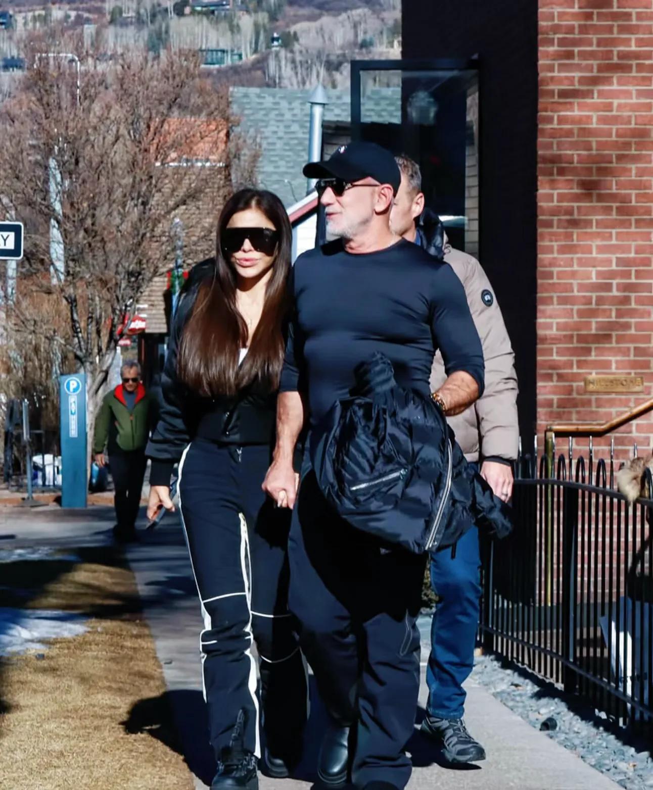 贝佐斯为桑切斯庆生！前首富断崖式衰老像圣诞老人，俩人都很招摇