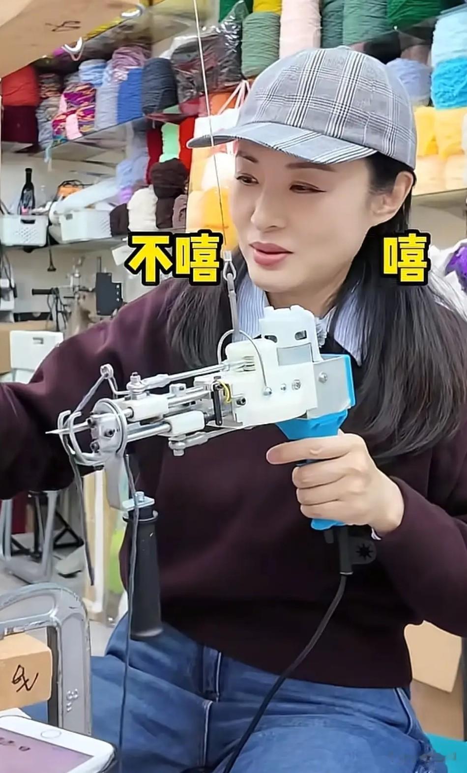 57岁周涛冬日穿搭嫩得像30岁:大衣+蓝围巾+阔腿裤,漂亮又暖和