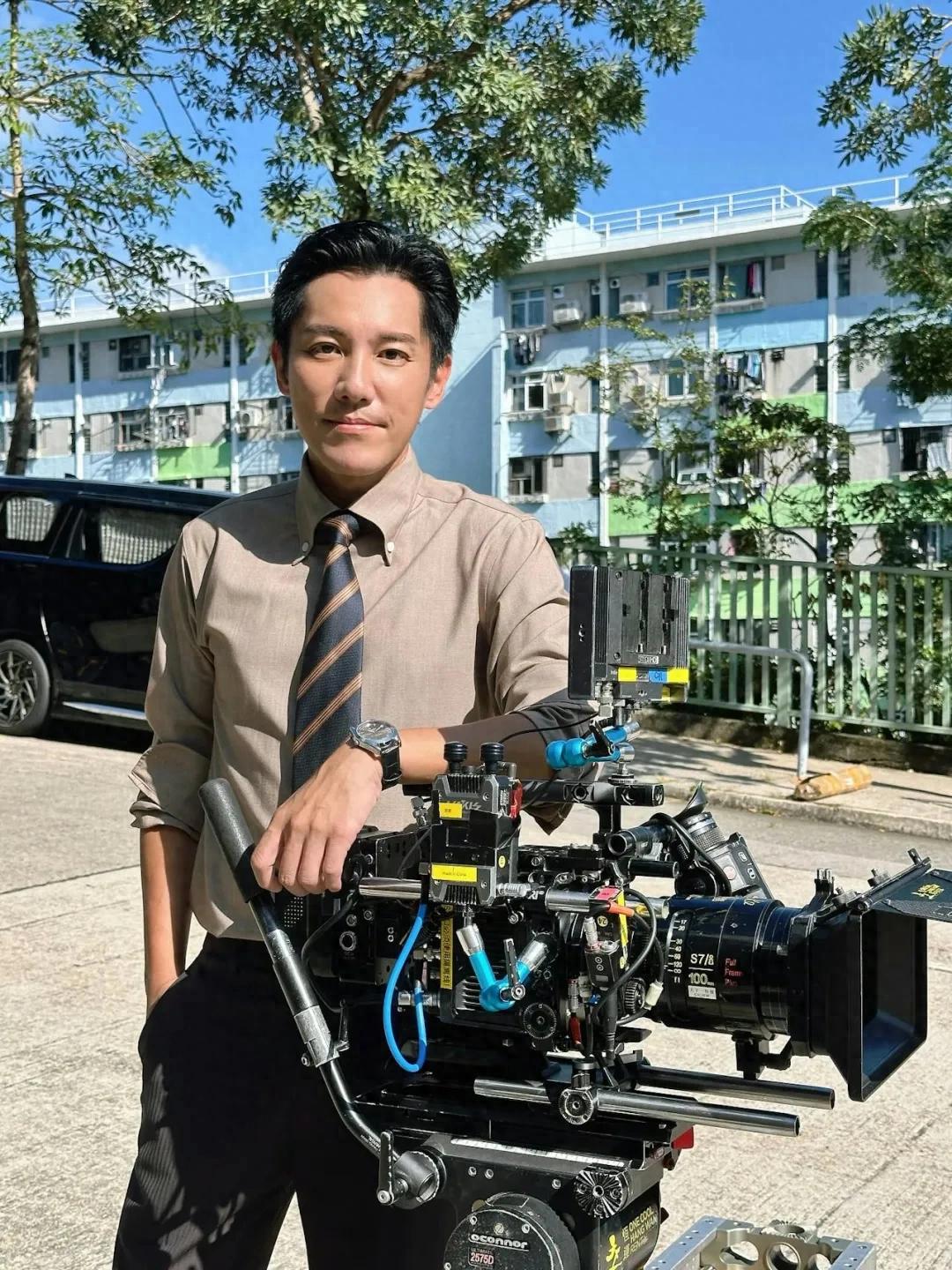 TVB男星离巢后无缘参加颁奖礼，与太太开心庆祝结婚18周年