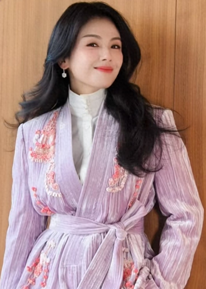 刘涛穿淡紫色新中式套装配微卷长发，美得好耀眼