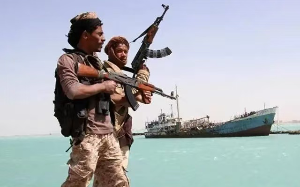 「胡塞武装」把持着红海关隘，肆无忌惮袭击过往商船，打退了美英的战舰......