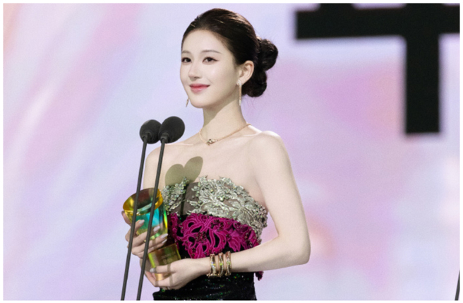 星光大赏赵露思檀健次双获奖!鞠婧祎惊艳回归,AI红毯太绝了