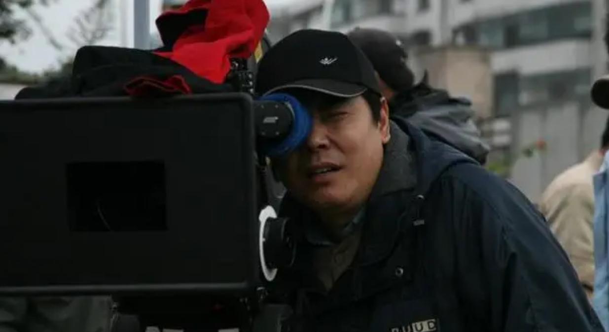 张力维：21岁成名，42岁息影，离婚后和儿子相依为命，现状如何？