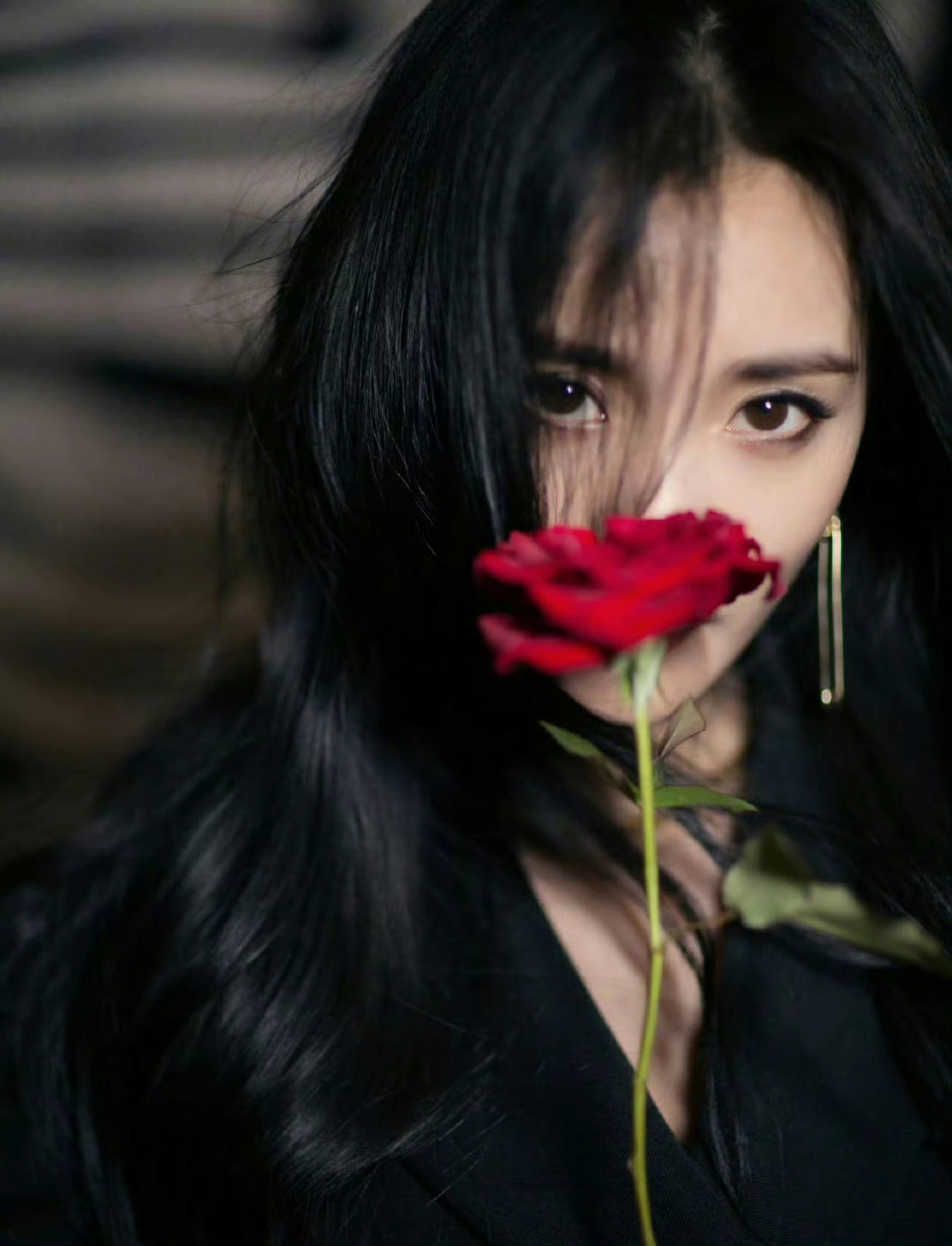 杨幂最新穿搭造型，破洞毛衣破洞裤也能穿出花来，她真的好会搭配