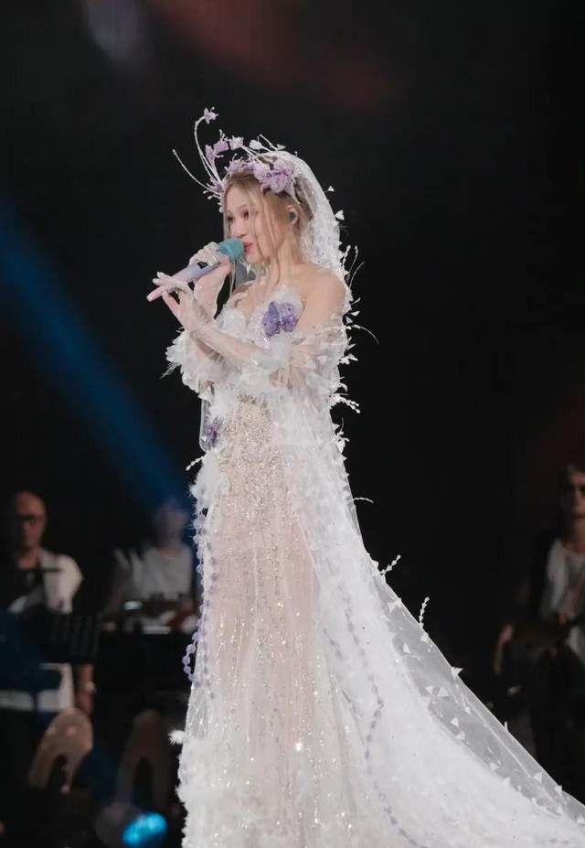 被原生家庭拖累,逆袭崛起女王归来,43岁穿婚纱宛如精灵,太惊艳了