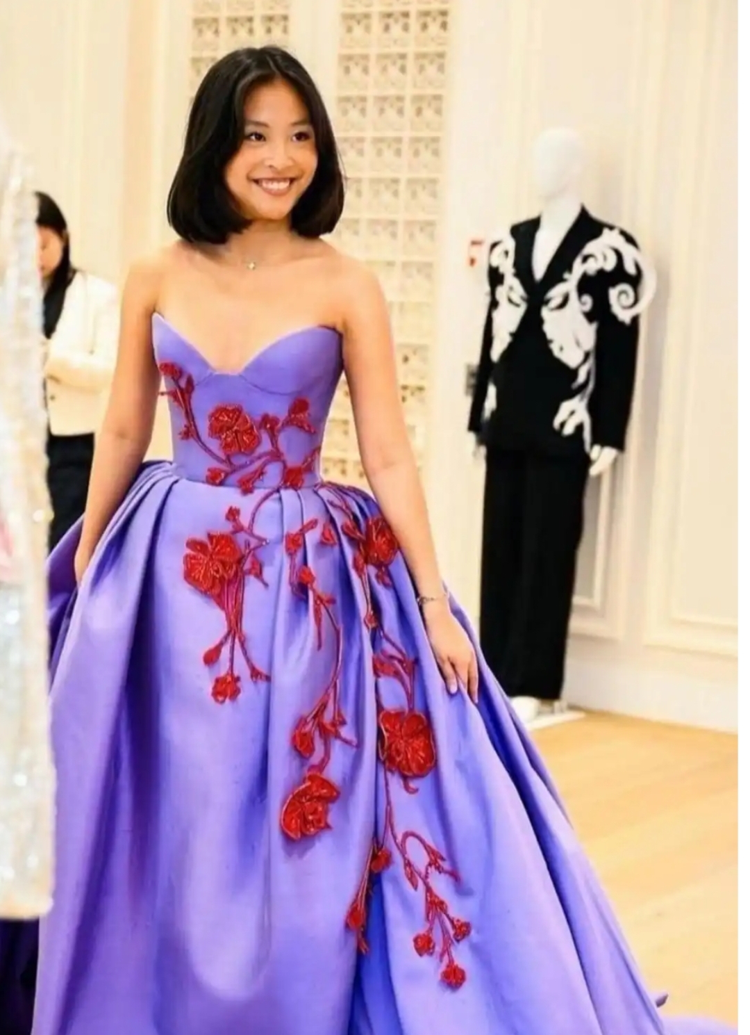 巴黎名媛舞会再添新贵，比亚迪老板千金贵气 导演陈可辛女儿很端庄