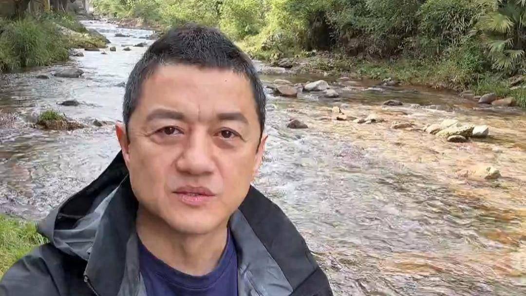 李亚鹏再度搬家，3岁女儿哭喊不要搬，大女儿李嫣北京逛高奢商场