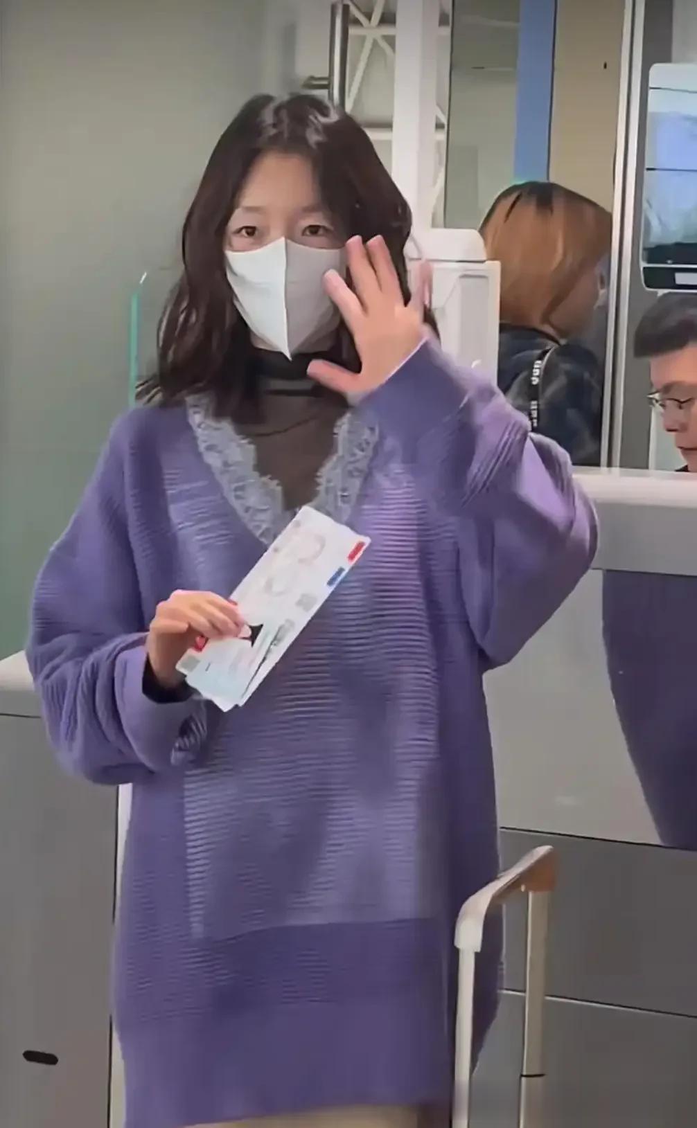 周冬雨“素颜状态”没得挑！穿紫色V领蕾丝装饰毛衣搭半身裙好美