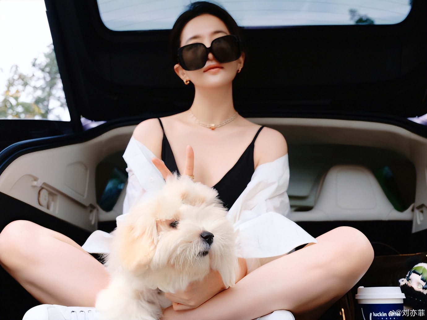 38岁刘亦菲晒近照，露脐装配百褶裙超少女，腰细腿长又瘦又美