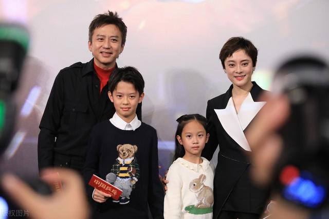 孙俪女儿获顶尖舞蹈比赛冠军！合影时被男老师强亲脸颊，表情勉强