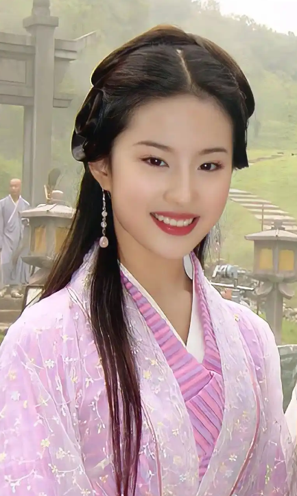 外交部点名怒赞5年后,再看美国籍刘亦菲,一场活动暴露真实处境