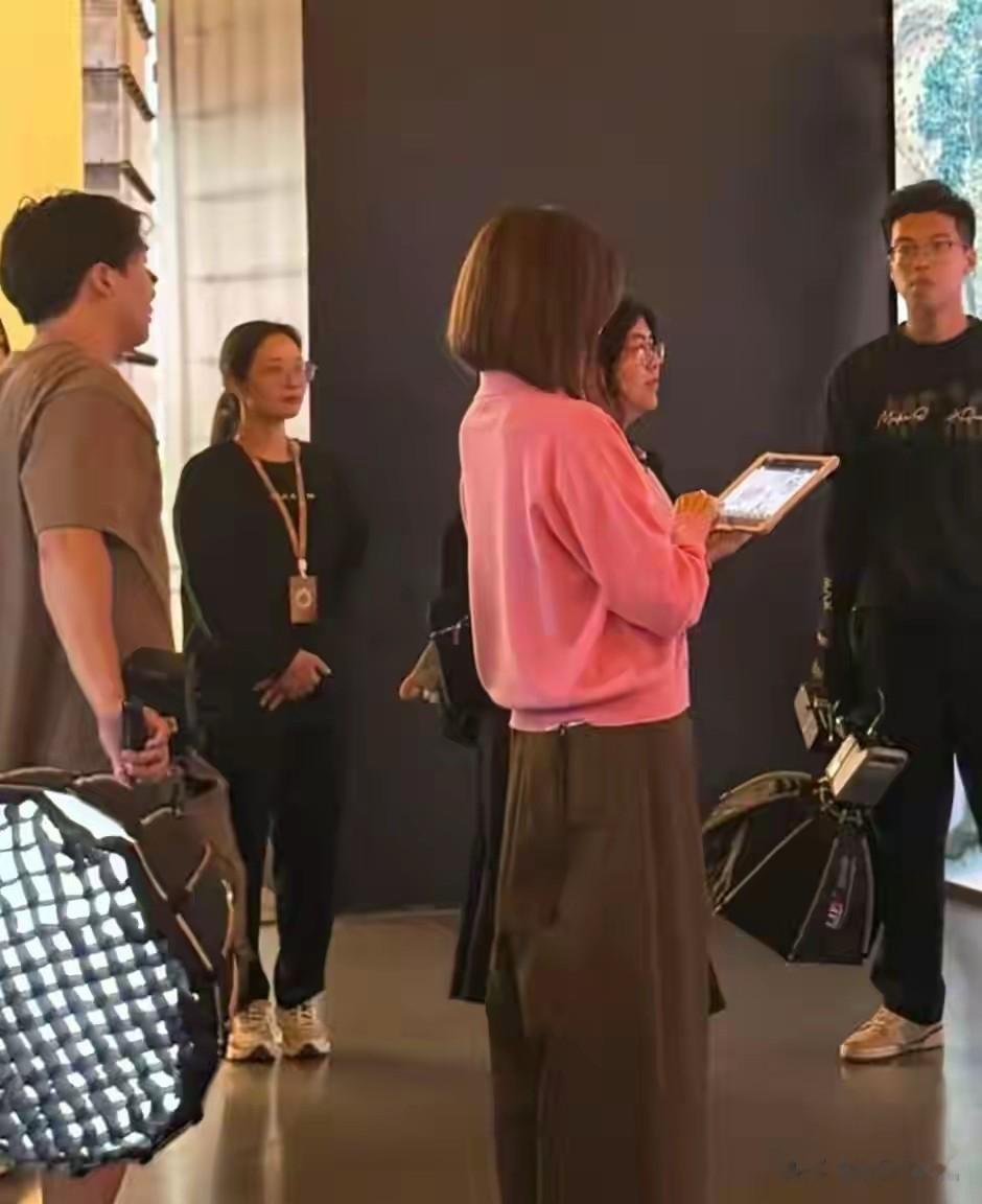 63岁关之琳南京现身，粉毛衣配丰腴体态，人间富贵气质藏不住