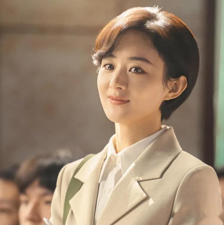 继杨幂抿嘴、刘诗诗梗脖后，赵丽颖也遭诟病！眼睛乱转乱眨被审判