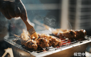 女主播吃烤老鼠博流量，只吃一口就吐晕了，医生检查，这根本不是老鼠！