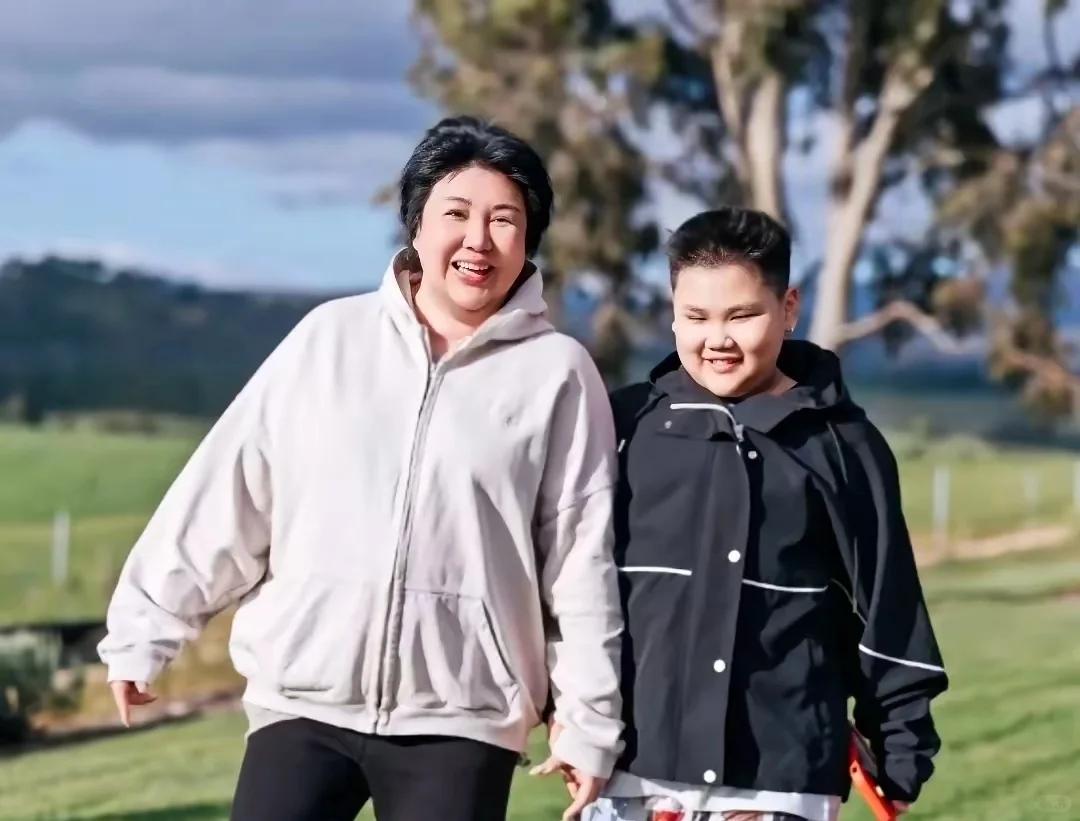 郭德纲妻儿看演唱会，郭汾阳3次吻王惠，被吐槽不正常，冤枉他了